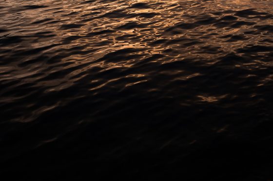 Wasserreflexionen bei Sonnenuntergang.